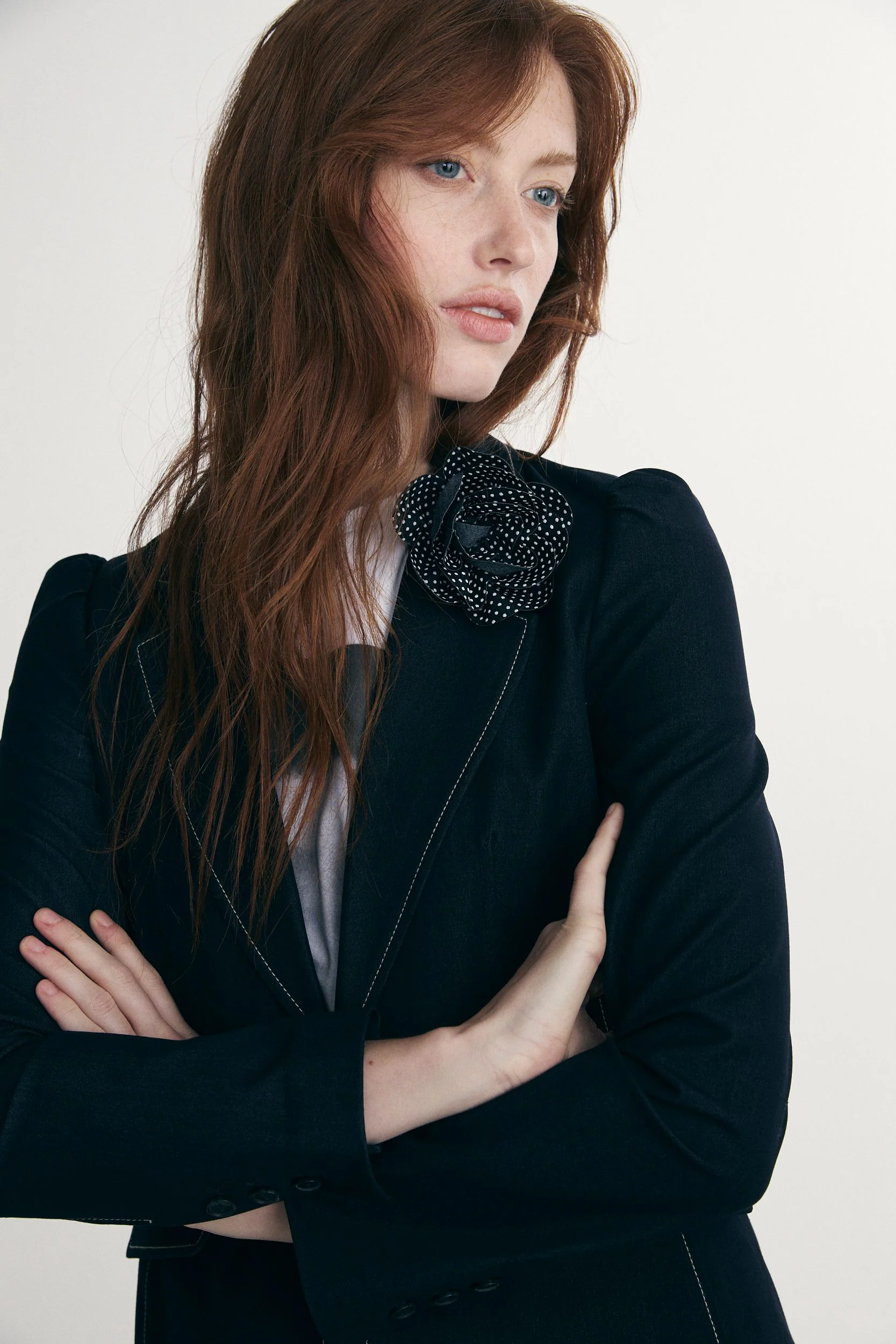 Fitted blazer with removable flower brooch - Image 4