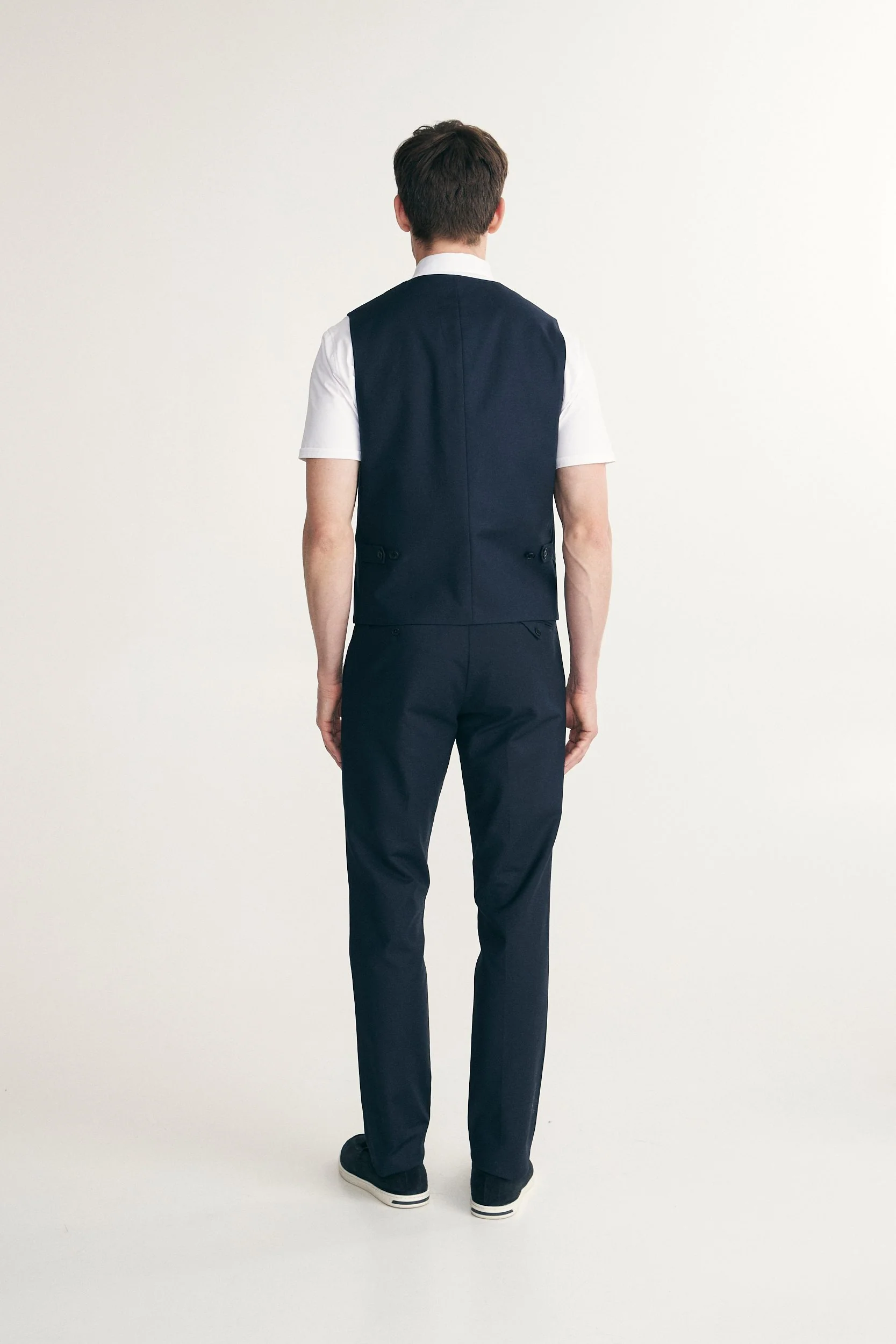 Semi-fitted solid colour vest - Image 2