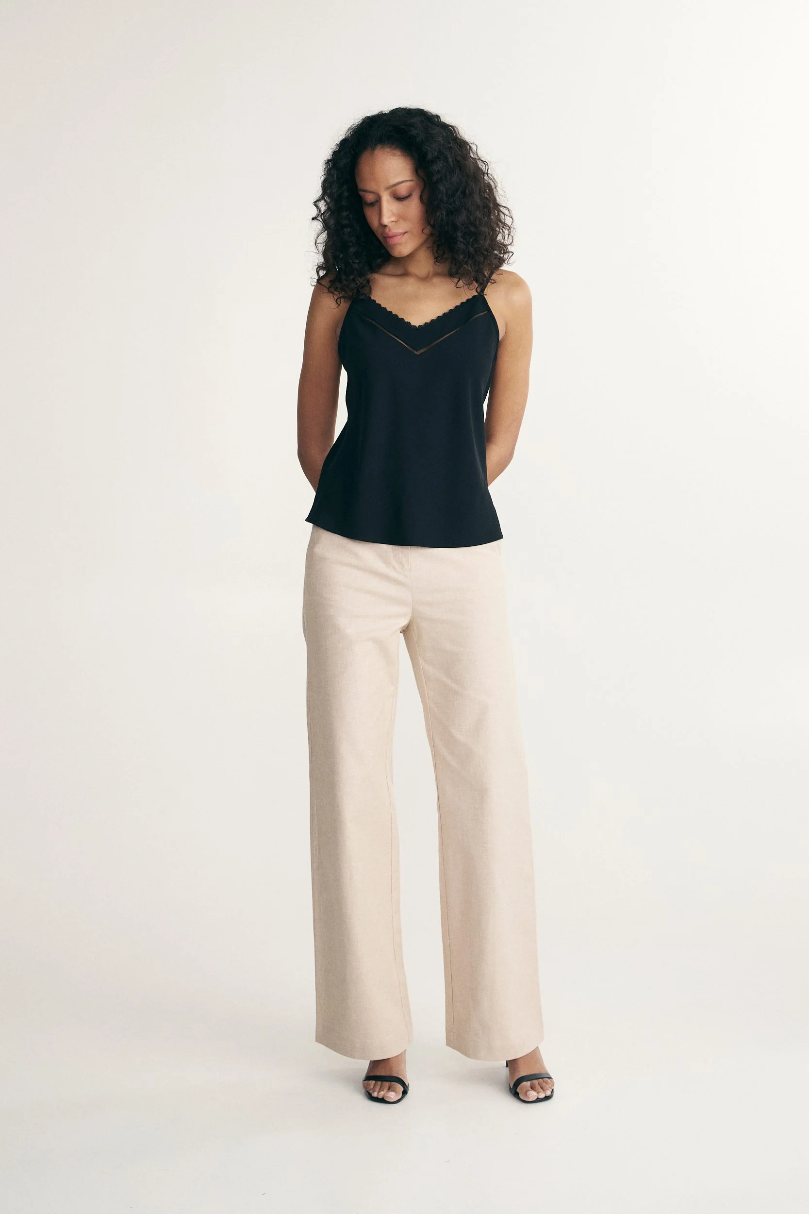 Sleeveless top with lace detail - Image 6